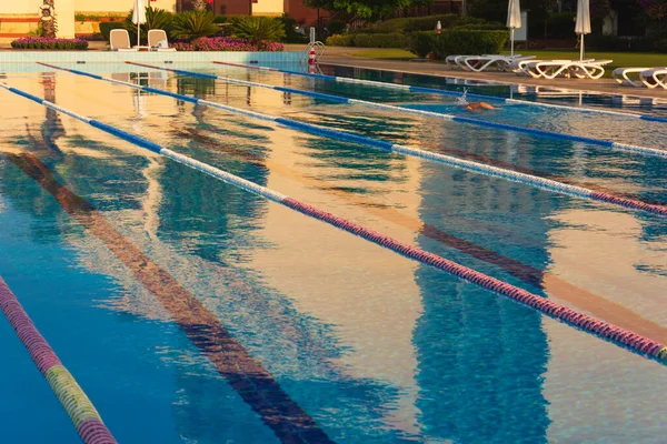 Buitenzwembad Met Banen Resorthotel Zomervakantie Sportconcept — Stockfoto