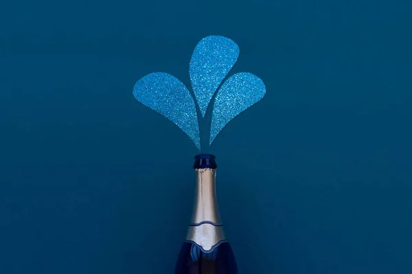 Champagnerflasche Mit Blauen Glitzerspritzern Flach Lag Ansicht Von Oben Konzept — Stockfoto