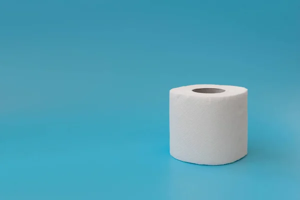 Toiletpapier Rolt Blauwe Achtergrond Kopieerruimte — Stockfoto