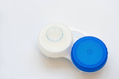 Kontakt lens kutusundaki kontak lens beyaz arkaplanda. Yumuşak odaklanma. Makro. Oftalmoloji ve sağlık konsepti