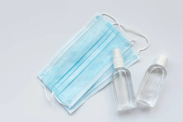 Chirurgische Medizinische Gesichtsmaske Flaschen Antiseptischen Handgels Und Sprays Auf Weißem — Stockfoto