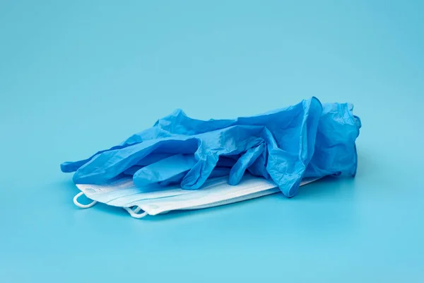 Conjunto Antisépticos Usar Máscara Guantes Médicos Sobre Fondo Azul Gripe —  Fotos de Stock