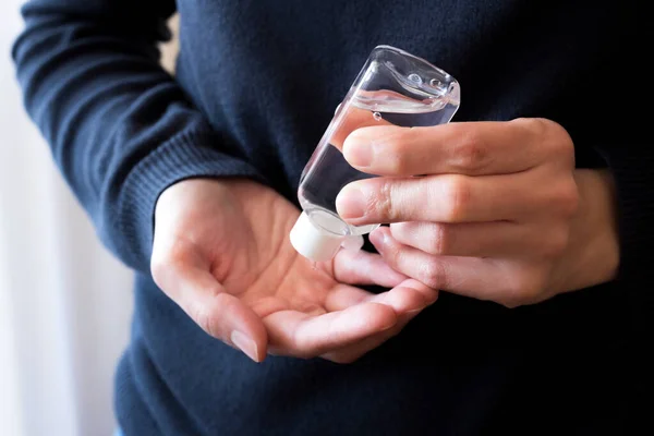 Manos Femeninas Usando Gel Antiséptico Gripe Enfermedad Concepto Pandémico Enfoque —  Fotos de Stock