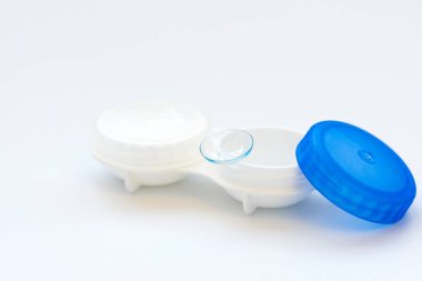Kontakt lens kutusundaki kontak lens beyaz arkaplanda. Yumuşak odaklanma. Makro. Optalmoloji ve sağlık konsepti