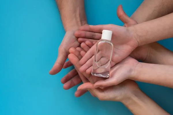 Familia Sosteniendo Gel Antiséptico Las Manos Sobre Fondo Azul Gripe —  Fotos de Stock