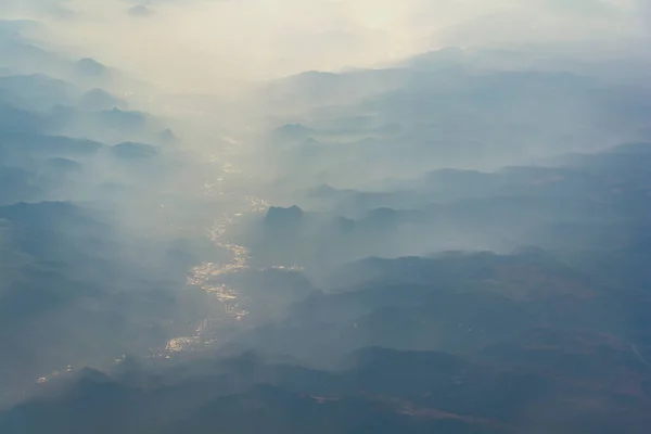 飛行機の窓から霧の山の上の日の出 自然背景 — ストック写真