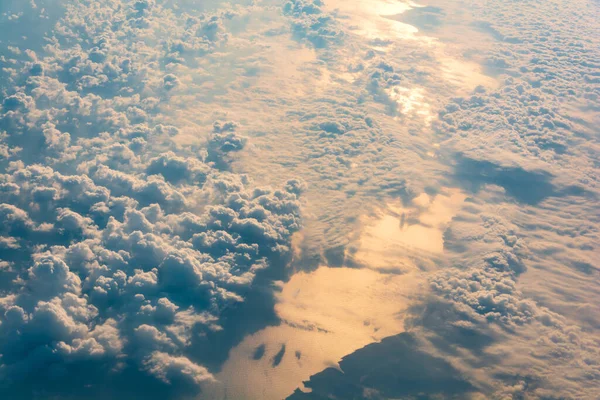 Wschód Słońca Nad Chmurami Morzem Okna Samolotu Naturalne Tło — Zdjęcie stockowe