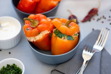 Kırmızı biber ile doldurulmuş et, pirinç ve sebzeler gri arka planda. Sağlıklı yemek ya da vejetaryen konsepti. Seçici odak