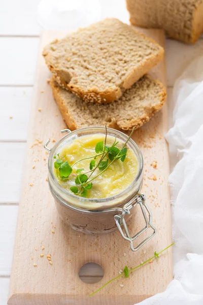 Tarro Paté Hígado Pollo Casero Sobre Fondo Rústico Blanco Concepto — Foto de Stock