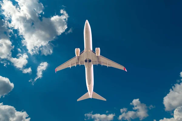 商業用飛行機は劇的な空の雲を飛んでいます 一番下だ 旅行のコンセプト — ストック写真