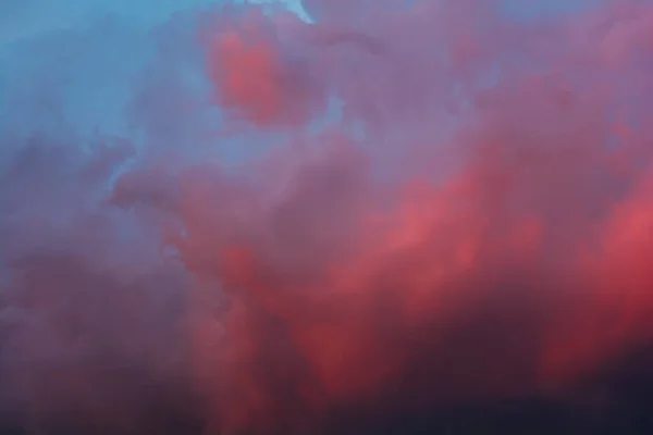 Parlak Kırmızı Koyu Mavi Fırtına Bulutlarıyla Dramatik Bir Gökyüzü Doğa — Stok fotoğraf