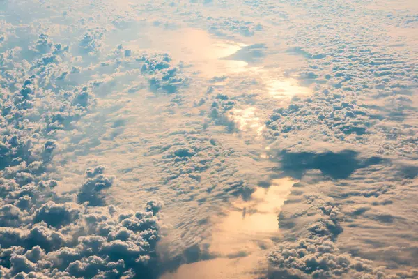 飛行機の窓から雲と海の上の日の出 自然背景 — ストック写真