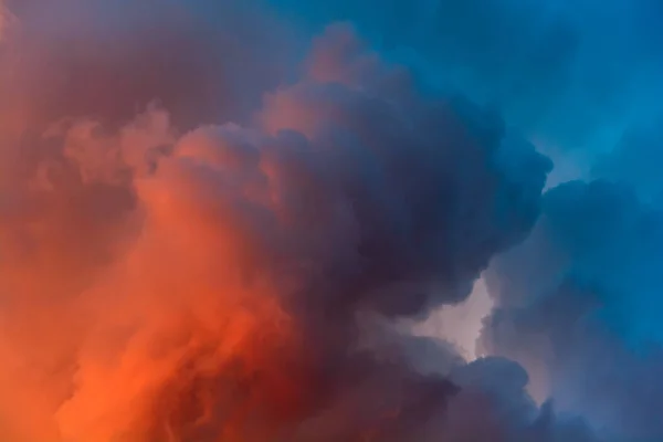 Dramatische Hemel Met Felrode Donkerblauwe Stormachtige Wolken Natuur Achtergrond — Stockfoto