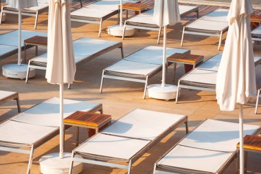 Güneş şemsiyeli boş sandalyeler. Yaz deseni