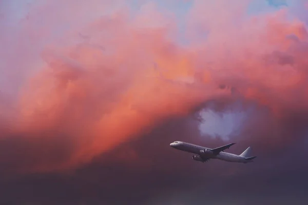 Kommersiella Flygplan Flyger Genom Moln Dramatiskt Solnedgångsljus Resebegrepp — Stockfoto