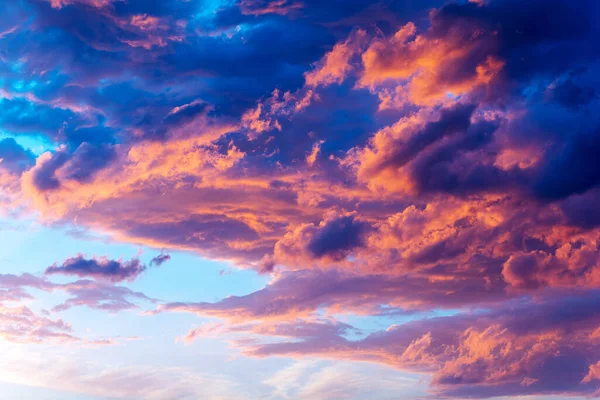 Dramatische Hemel Met Felrode Donkerblauwe Stormachtige Wolken Natuur Achtergrond — Stockfoto