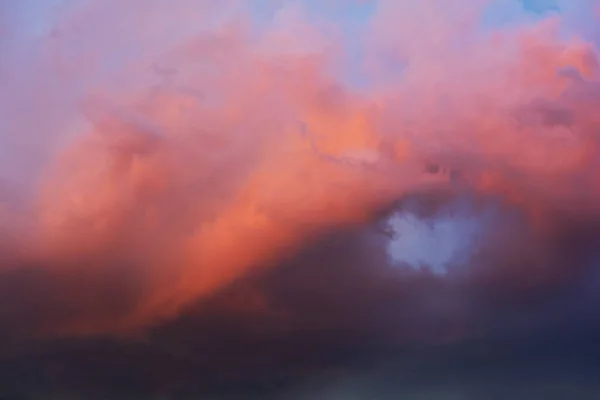 鮮やかな赤と濃い青の嵐の雲と劇的な空 自然を背景に ソフトフォーカス — ストック写真