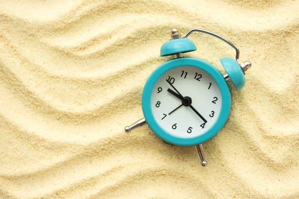 Reloj Despertador Playa Arena Hora Relajarse Fondo Verano Vista Superior — Foto de Stock