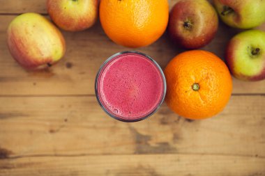 Meyve suyu ve meyve suyu: elma ve portakallar, düz konum