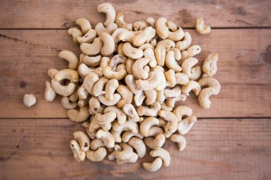 Ahşap zemin üzerinde acajou stoku. Tahta arka planda fındıklar