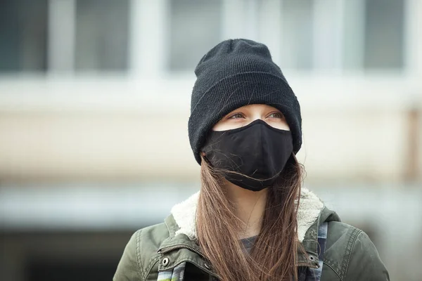Kulak Ilmeği Maskeli Siyah Şapkalı Genç Bir Kızın Portresi Arka — Stok fotoğraf