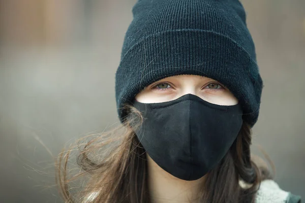 Porträt Eines Jungen Mädchens Mit Ohrenschlaufenmaske Und Schwarzer Mütze Oder — Stockfoto