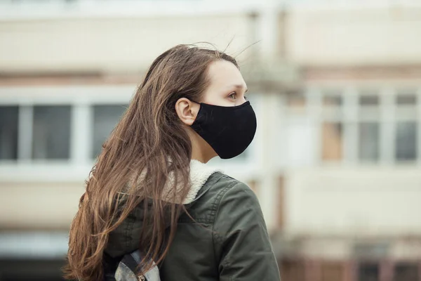 Portrait Une Jeune Fille Profil Dans Masque Boucle Oreille Noire — Photo