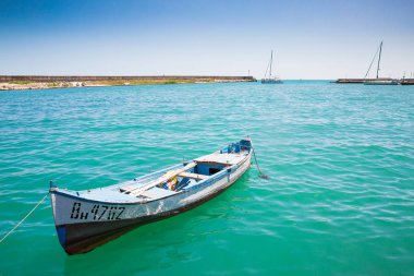 Bulgaristan, güneşli havalarda sahilinde eski tekne tekneler ile sabitlemek