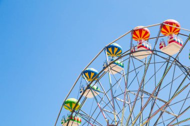 Mavi gökyüzü arka planında dönme dolap