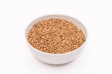 Bir buğday beyaz arka plan, bir demet buğday tahıl beyaz plaka üzerinde yuvarlak beyaz plaka