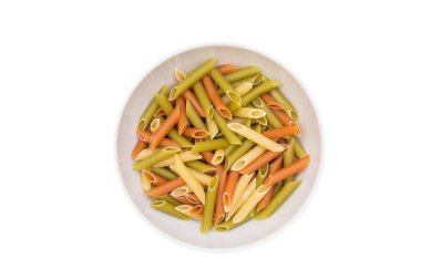 renkli makarna makarna parlak beyaz arka plan üzerinde beyaz plaka