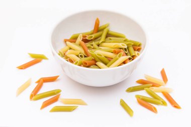 parlak beyaz zemin üzerine beyaz plaka, plaka yakınındaki makarna renkli makarna