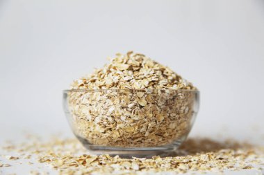 Beyaz bir arka plan şeffaf bir kase yulaf gevreği