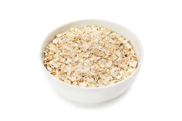 Beyaz bir arka plan üzerinde beyaz bir kase yulaf gevreği