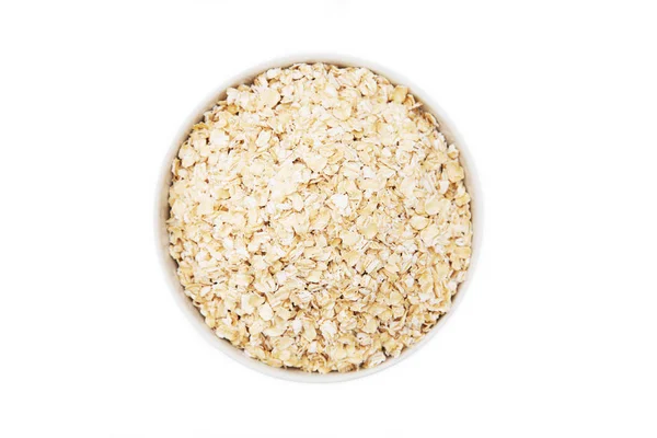 Beyaz bir arka plan üzerinde beyaz bir kase yulaf gevreği