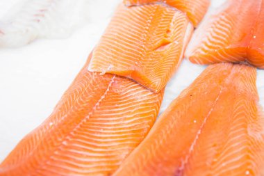 Dükkan vitrininde buzda balık