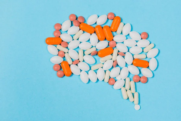 Mavi arka planda farklı haplar. Sağlık ve tıp. Beyin.