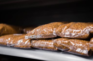 Süpermarketteki raflarda karabuğday dolu cepler.