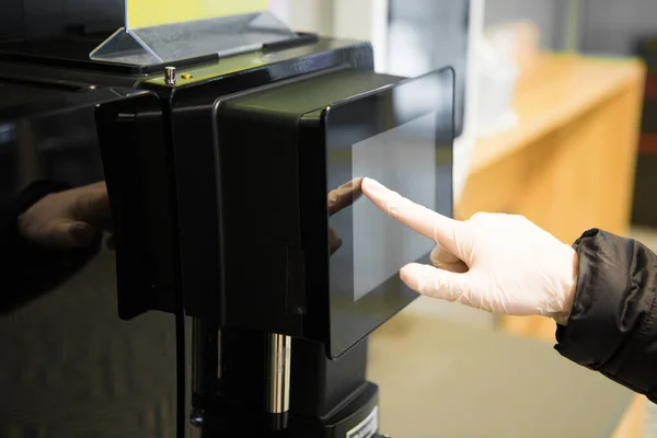 白い手袋を手にスーパーの自動販売機の画面に触れる 流行の安全 — ストック写真