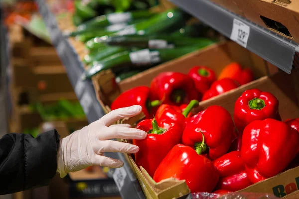 Kéz Fehér Kesztyűben Piros Paprikát Visz Boltba Járványbiztonság — Stock Fotó