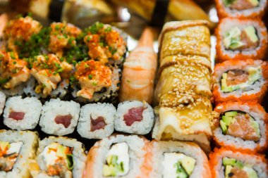 Suşi ve ekmek seti. Lezzetli Japon geleneksel yemekleri. Balık menüsü. Çeşitli deniz ürünleri.