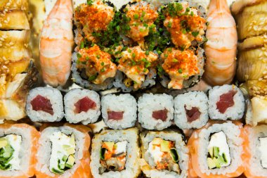 Suşi ve ekmek seti. Lezzetli Japon geleneksel yemekleri. Balık menüsü. Çeşitli deniz ürünleri.