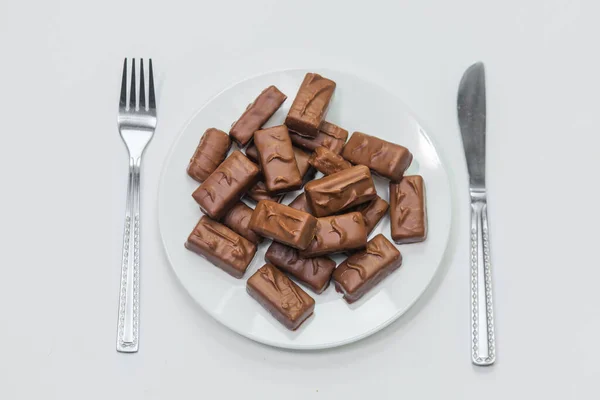 Chocoladerepen Witte Plaat Met Vork Mes Witte Ondergrond Ongezond Calorierijk — Stockfoto