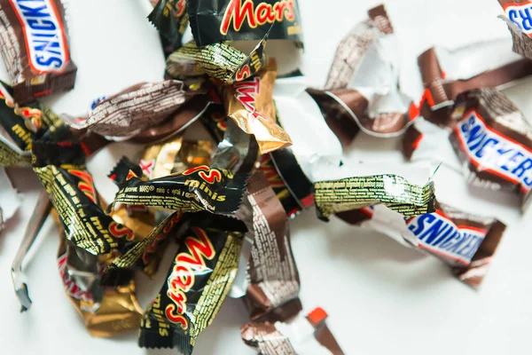 Cukorka Csomagolópapír Snickers Mars Twix Csokoládé Szeletek — Stock Fotó