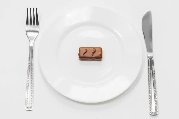 Chocoladerepen Witte Plaat Met Vork Mes Witte Ondergrond Ongezond Calorierijk — Stockfoto