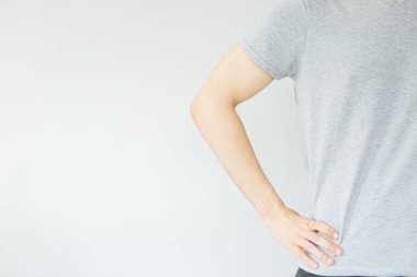 Gri arka planda bir adamın eli