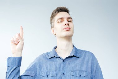 Açık gri arka planda gri gömlekli adam boş alanda görünüyor. Şablon