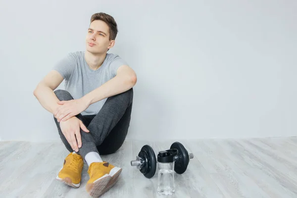 Genç adam spor için eve gider. Evde spor faaliyetleri