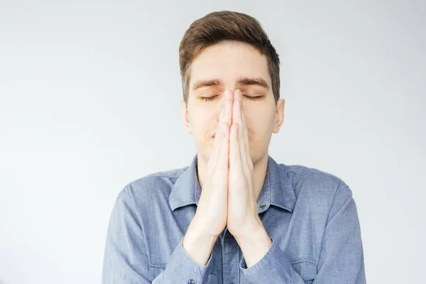 Joven Hombre Triste Sobre Fondo Gris Hombre Con Las Manos Fotos De Stock