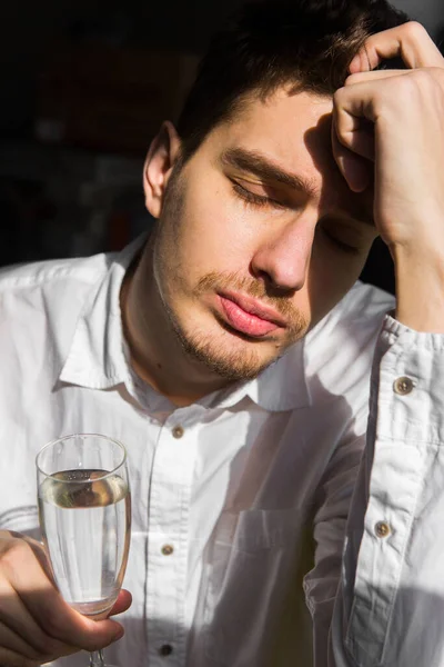 Jovem Camisa Branca Com Vidro Mão Homem Triste Com Álcool — Fotografia de Stock